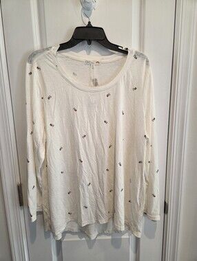 NWT C&C California Floral Tee in White with Small Maroon Flowers